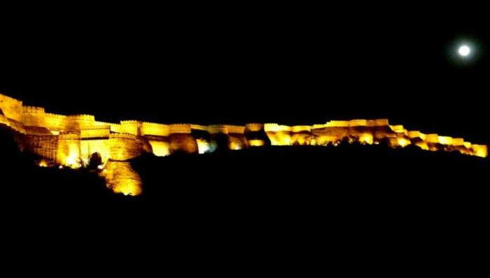 Kumbhalgarh Fort and the full moon