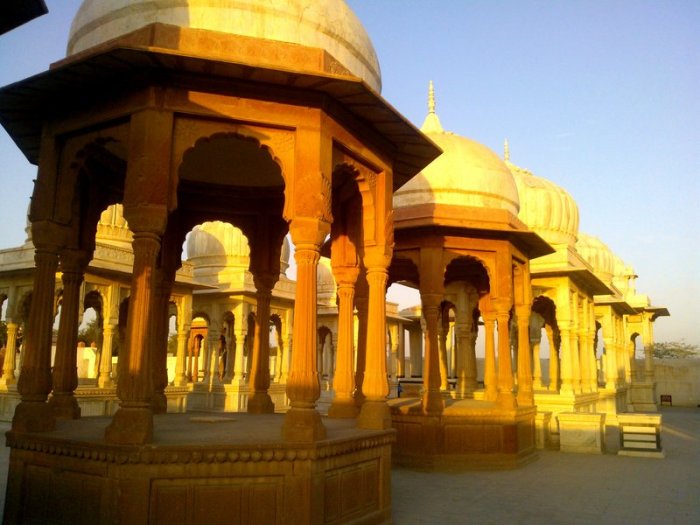 Royal hindu cenotaphs, Rajasthan, Bikaner, Devi Kund Sagar, Travel