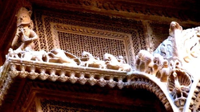 Carved animals at the Diwan Nathmal ki Haveli