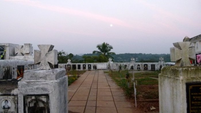 Goa, Aldona Cemetery, Travel