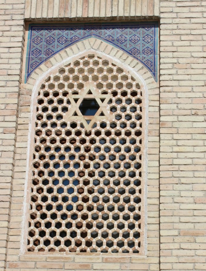 Entering into the well-kept white courtyard you’ll find the walls adorned with Hebrew inscriptions and photographs. Behind the Uzbekistan silk curtains there are ancient Torahsfrom over 500 years ago. 