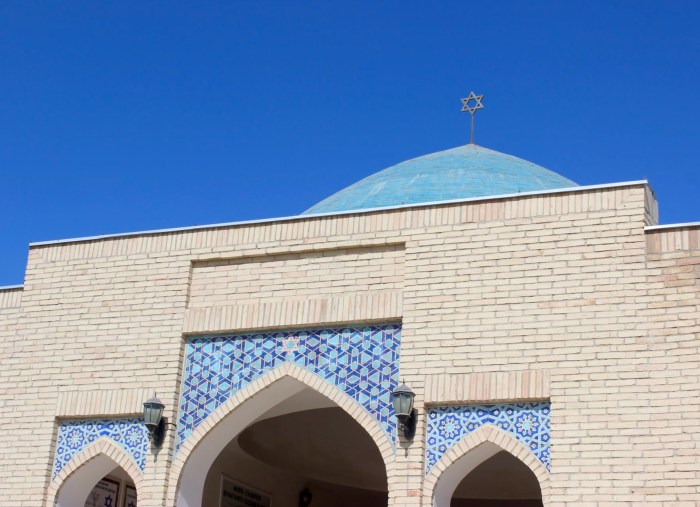 Entering into the well-kept white courtyard you’ll find the walls adorned with Hebrew inscriptions and photographs. Behind the Uzbekistan silk curtains there are ancient Torahsfrom over 500 years ago. 