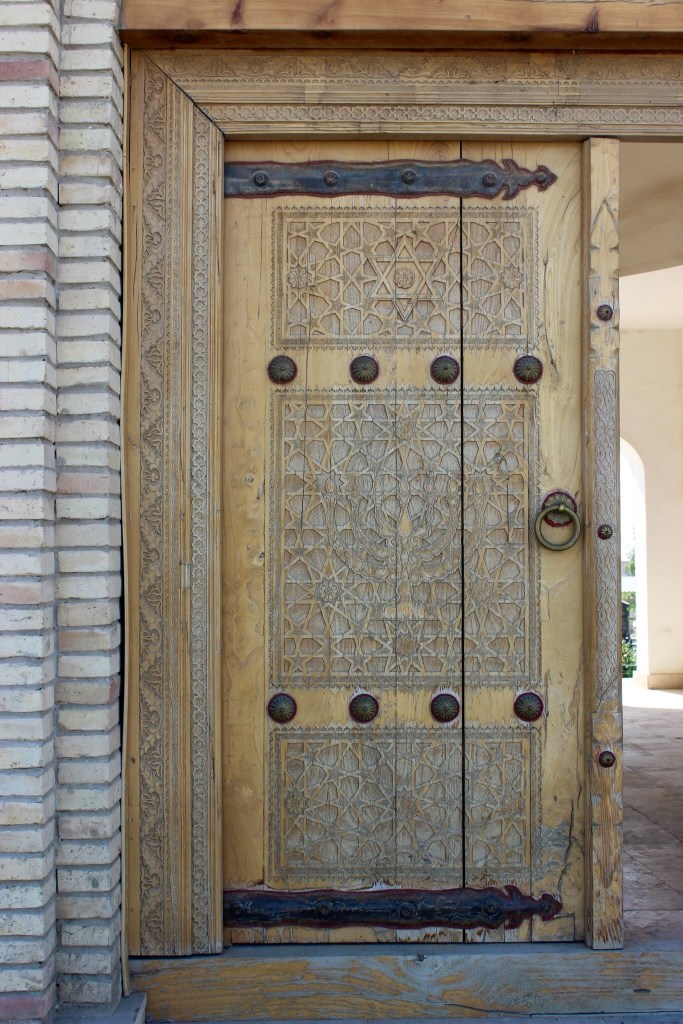 Entering into the well-kept white courtyard you’ll find the walls adorned with Hebrew inscriptions and photographs. Behind the Uzbekistan silk curtains there are ancient Torahsfrom over 500 years ago. 