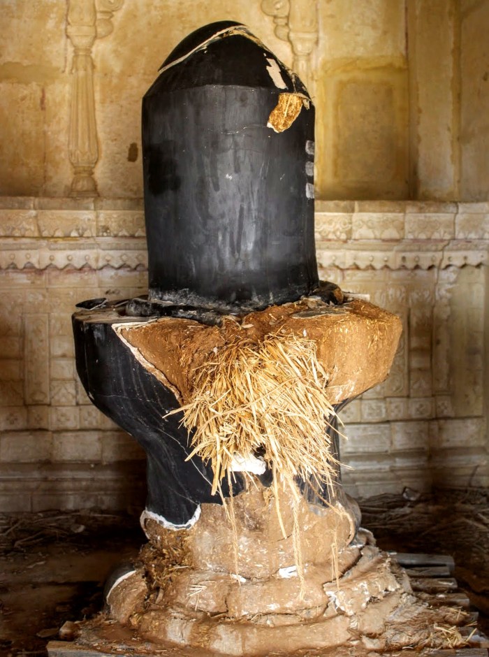 Khaba, Shiva lingam, Khaba village, Jaisalmer, Rajasthan, this happens only in India