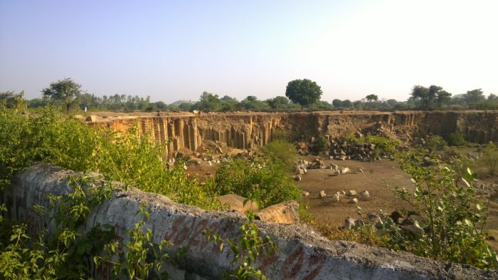 Travel, Kolvi, Rajasthan State Highway no. 19 A, Columna Basalts, Columnar jointing, Travelling Geologists, Igneous rock, Geological Structure, Igneous structure. Deccan Basalts, Magma Chamber