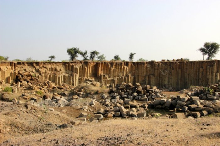 Travel, Kolvi, Rajasthan State Highway no. 19 A, Columna Basalts, Columnar jointing, Travelling Geologists, Igneous rock, Geological Structure, Igneous structure. Deccan Basalts, Magma Chamber