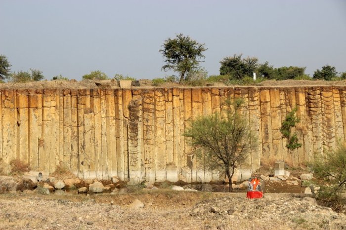 Travel, Kolvi, Rajasthan State Highway no. 19 A, Columna Basalts, Columnar jointing, Travelling Geologists, Igneous rock, Geological Structure, Igneous structure. Deccan Basalts, Magma Chamber